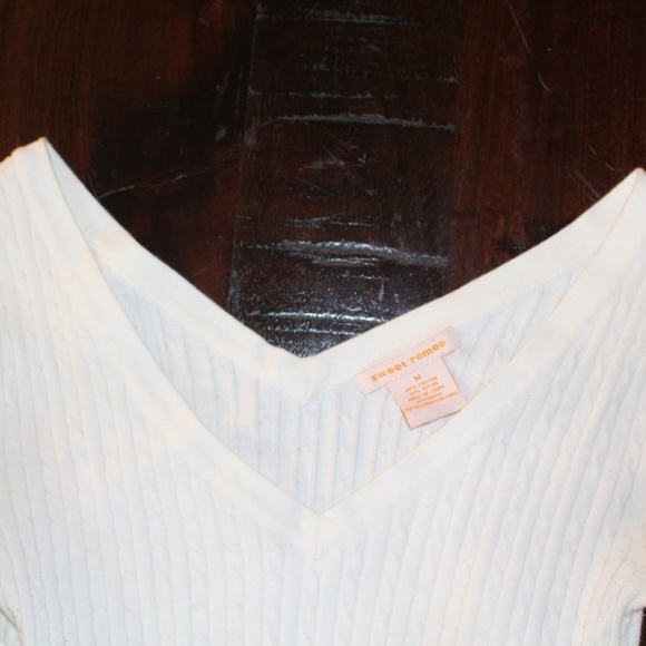 Sweet Romeo, V-neckline in the front and back - Picture 5 of 6